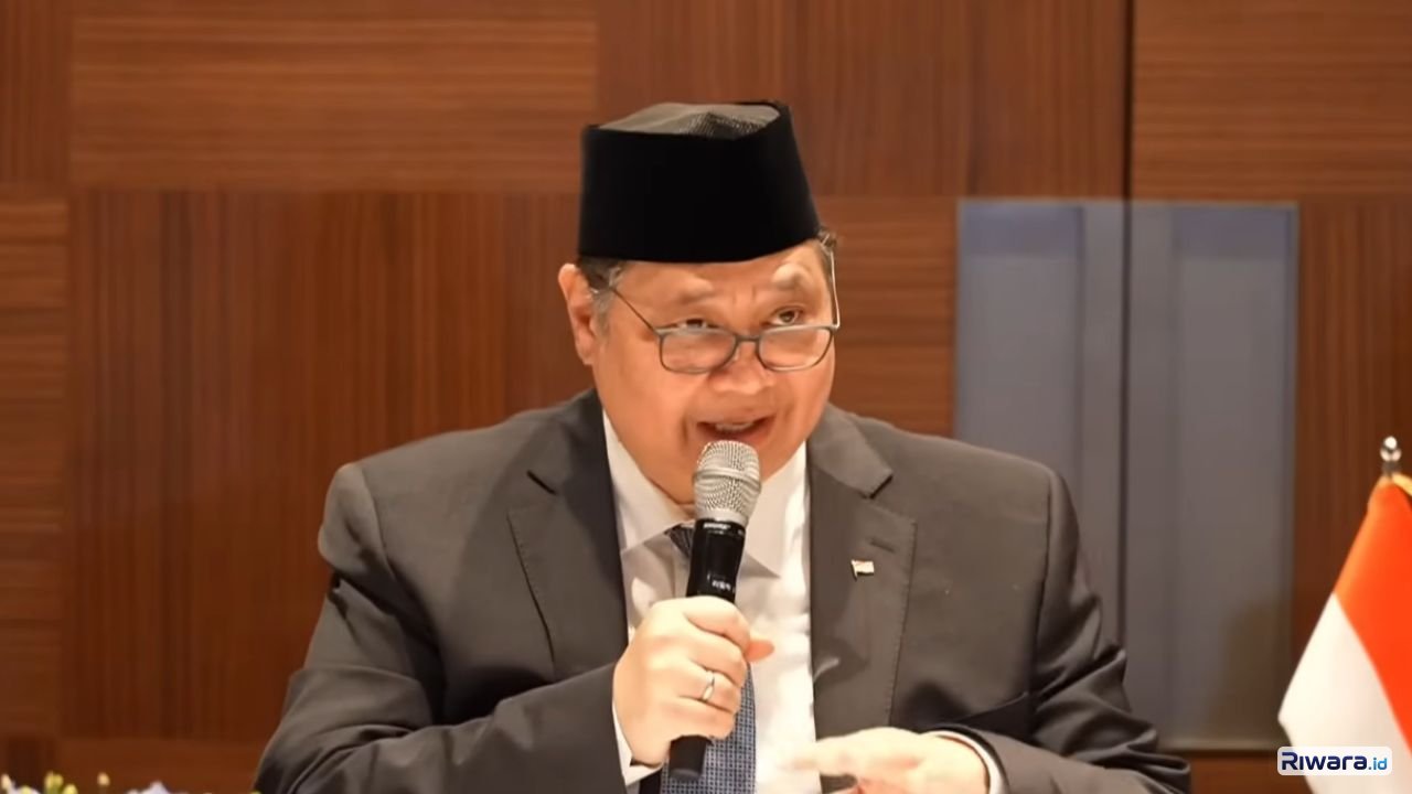 Menteri Koordinator Bidang Perekonomian Airlangga Hartarto saat menyampaikan keterangan pers terkait potensi penghematan BBM dari kebijakan WFH satu hari sepekan.